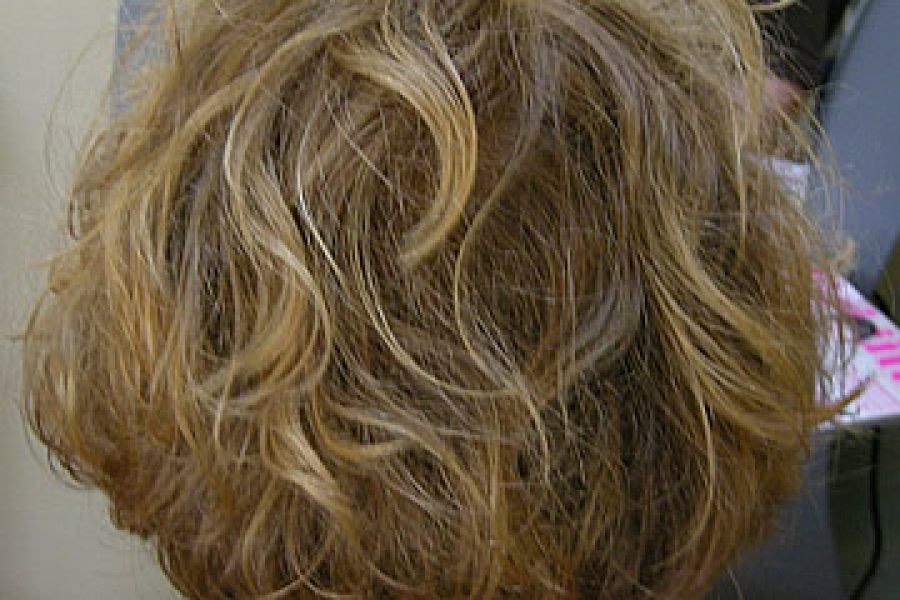 Mit Pflanzen gefärbte Haare