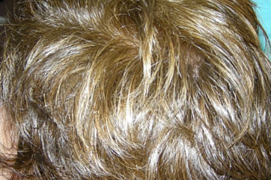 Mit Pflanzen gefärbte Haare