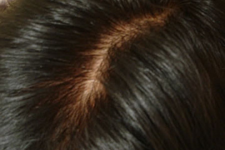 Mit Pflanzen gefärbte Haare
